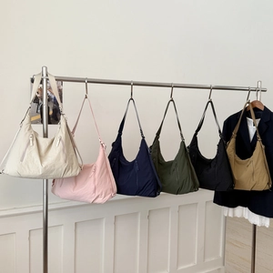 Sac fourre-tout léger en nylon disponible en six couleurs avec larges bandoulières