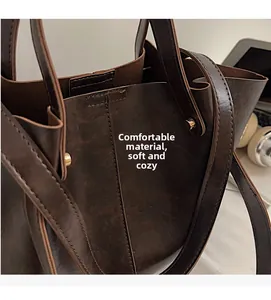 Gros plan sur la texture cuir ciré d'un sac cabas vintage marron de grande capacité