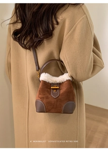 Détail de la garniture en fausse fourrure et du fermoir doré sur un sac seau rétro