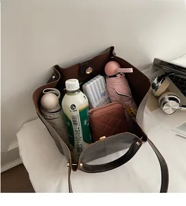 Vue de dessus d'un grand sac cabas marron montrant sa grande capacité de rangement