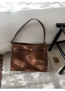 Sac cabas marron en daim mat avec boucle métallique rétro et fine bandoulière