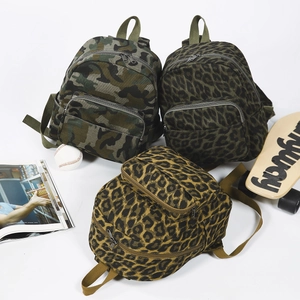 Vista dettagliata di tre mini zaini con motivi mimetici e stampe leopardate