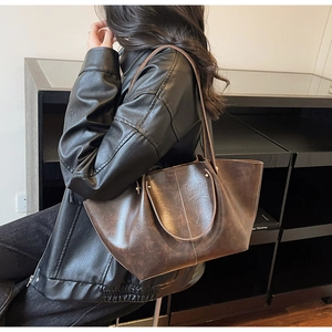 Détails du grand sac cabas marron avec rivets métalliques et texture cuir souple