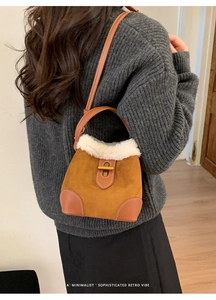 Détail du sac seau rétro en daim marron avec garniture peluche blanche et fermoir doré
