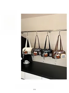Détails de sacs à main élégants en quatre couleurs avec oursons et rubans à carreaux
