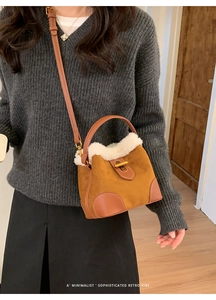 Sac seau en daim marron avec garniture en peau de mouton et bandoulière rétro