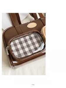 Gros plan d'un sac bowling en cuir marron avec poche transparente et motif damier