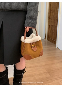 Détail du sac seau rétro en daim avec bordure peluche et fermoir rotatif doré chic
