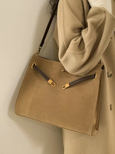 Grand sac cabas en daim camel avec détails dorés vintage et bandoulière en cuir marron