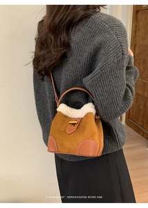 Sac bandoulière en daim marron avec garniture en fausse fourrure blanche et fermoir doré