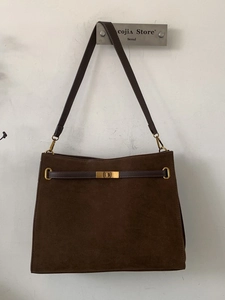 Grand cabas en daim marron foncé avec fermoir pivotant doré et bandoulière en cuir souple