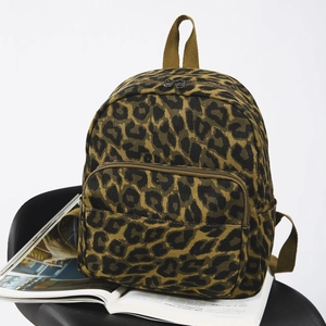 Dettaglio ravvicinato dello zaino leopardato con spallacci in nylon e cerniere in metallo