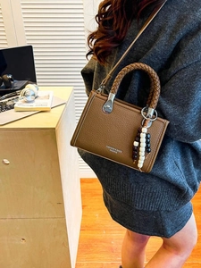 Retro dunkelbraune Ledertasche mit gewebtem Griff und Perlenanhänger für Damen