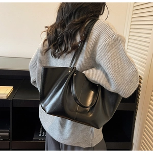 Vue détaillée du dos d'un grand sac cabas noir sur mannequin pour le style quotidien