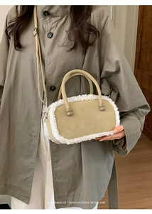 Détail du sac en cuir kaki avec bordure en imitation peau de mouton blanche
