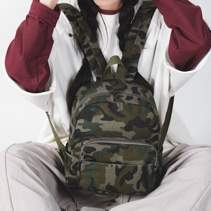 Zaino mimetico in tela per esterni indossato da modello per stile streetwear di tendenza
