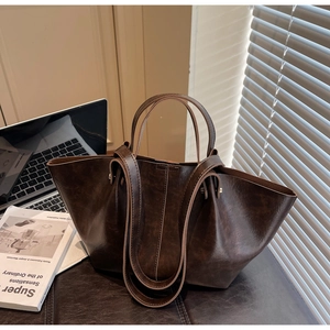 Détail du sac cabas marron foncé vintage avec texture cuir huilé et des poignées
