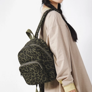 Dettaglio mini zaino con stampa leopardata, trama del tessuto e spalline verde oliva