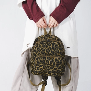 Dettaglio mini zaino leopardato in tela con spalline in tessuto e tasche con cerniera