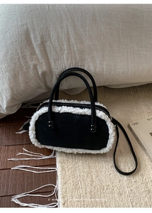 Détail du sac bowling en daim et peau de mouton sur un fond minimaliste douillet