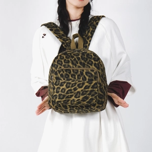 Mini zaino con stampa leopardata indossato da modella per un look casual quotidiano