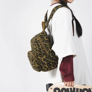 Vista laterale dettagliata di un mini zaino con stampa leopardata indossato per stile casual