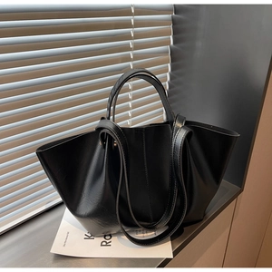 Détails du grand sac cabas noir minimaliste avec double bandoulière et forme ailée