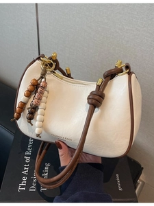 Sac à bandoulière chic en cuir crème et marron avec pendentif en perles
