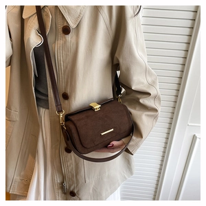 Dettaglio borsa a tracolla vintage marrone scuro con elegante chiusura in metallo oro