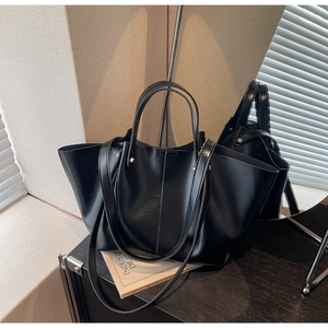 Grand sac fourre-tout noir brillant en PU avec doubles bandoulières et intérieur spacieux