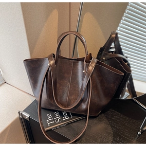 Détail du cabas en cuir vintage marron foncé avec coutures fines et fine bandoulière