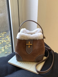 Women's Retro Suede Bucket Bag With Faux Fur Trim Fashionable Crossbody Handbag Autumn Winter Vintage Minimalist Shoulder Tote