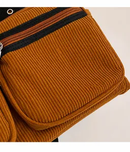 Nahaufnahme der braunen Cordtasche mit dickem Rippenstoff und schwarzem Metallreißverschluss