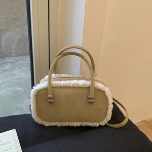 Gros plan du sac bowling d'hiver kaki avec bordure en fausse fourrure blanche et bandoulière