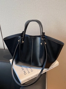 Sac cabas noir en forme d'aile en similicuir brillant avec poignées et bandoulière