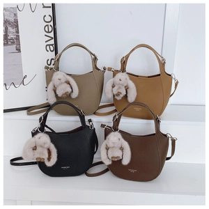 Détails des sacs seaux en cuir texturé avec breloques lapin peluche en quatre couleurs