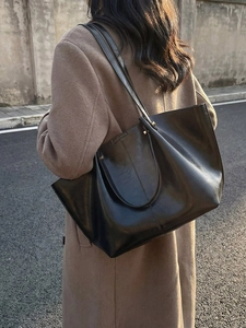 Grand sac cabas noir en cuir pour femme avec un design spacieux pour un look de rue moderne
