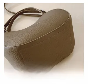 Vue détaillée du fond du sac en cuir litchi kaki foncé avec coutures de renforcement