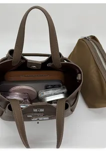 Détails de l'intérieur du sac seau en cuir marron avec fermoir métallique argenté