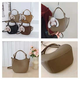 Gros plan sur le cuir grainé et le charmant lapin en peluche attaché au sac à main