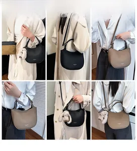 Détails du sac hobo en cuir grainé avec bandoulière réglable et breloque lapin doux