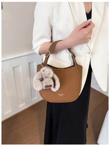 Sac seau en cuir marron grainé avec logo MUCOGU et adorable breloque lapin en peluche