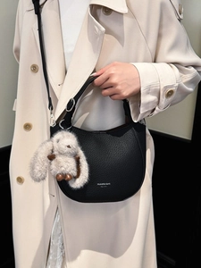 Petit sac seau demi-lune en cuir noir avec breloque lapin en peluche et boucles argentées
