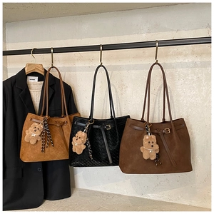 Tre colori di borse tote in pelle intrecciata con ciondoli a forma di orsetto