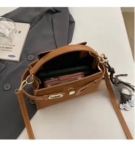Detailansicht der braunen Handtasche mit geräumigem Innenraum und hochwertiger Textur