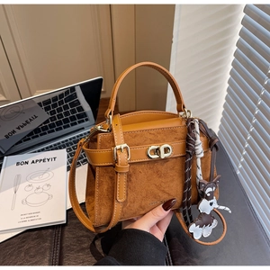 Detail der braunen Vintage-Tasche mit mattem Leder-Mix und goldenem Drehverschluss