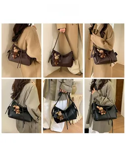 Détails du grand sac hobo en similicuir avec charm ours disponible en plusieurs couleurs