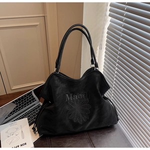 Detailed view of black retro tote bag with Maodi embroidery and daisy floral patterns
