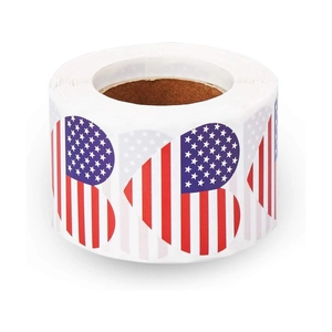 Rotolo di adesivi a forma di cuore con bandiera americana per il Giorno dell'Indipendenza