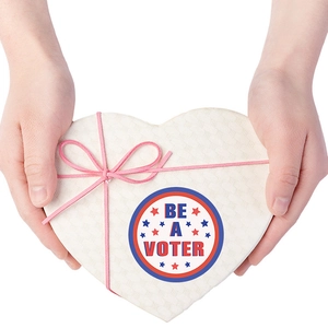 Runder 'BE A VOTER' Aufkleber mit Sternen auf Herz-Geschenkbox für die US-Wahl